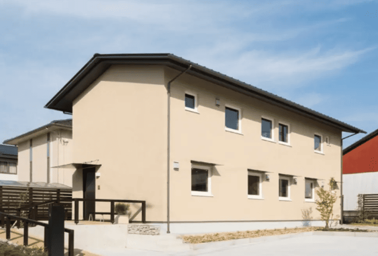 軽い屋根を採用した住宅外観