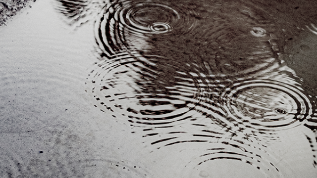 コンクリート表面に落ちる雨