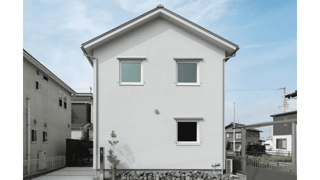 緑の柱を2階まで採用した住宅